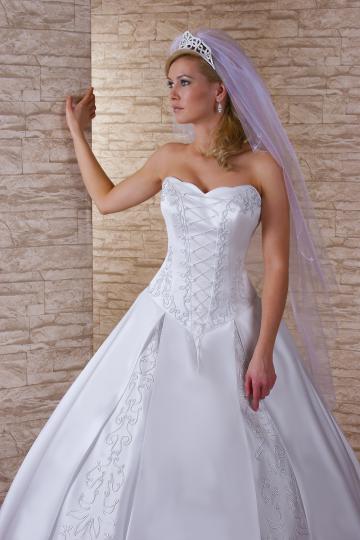 200-249-es fehér zsinóros, magyaros menyasszonyi ruha